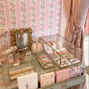 Meet your Posher, Chana